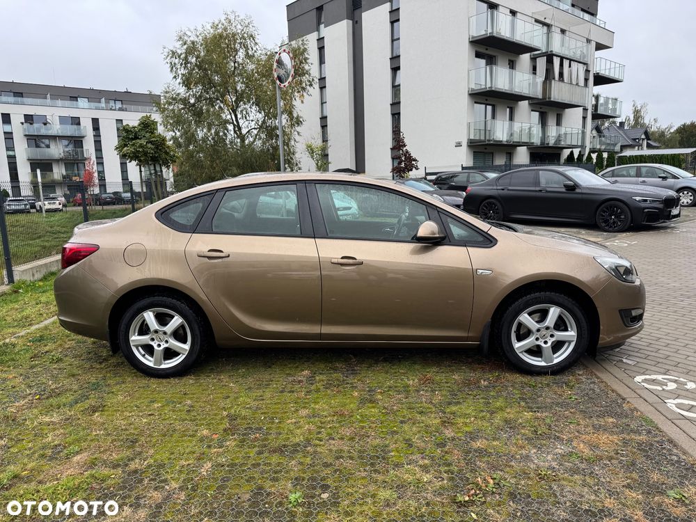 Opel Astra 2013 photo 4