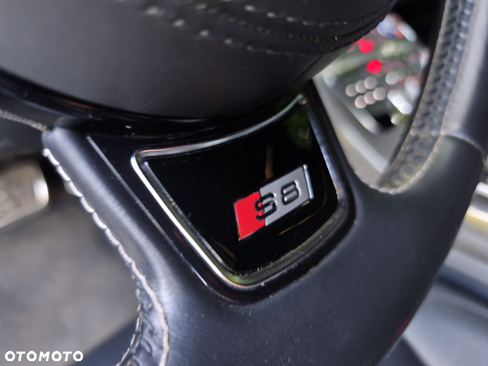 Audi S8 - 25