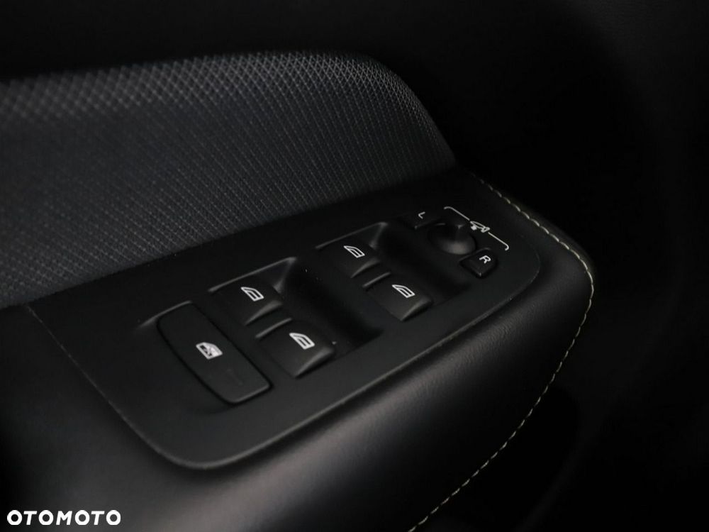 Volvo XC 60 B4 D R-Design - 35