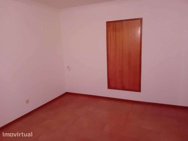 Vende-se moradia em Vila Viçosa - Grande imagem: 2/8