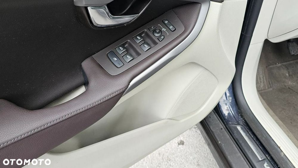 Volvo V40 Cross Country D2 Summum - 40