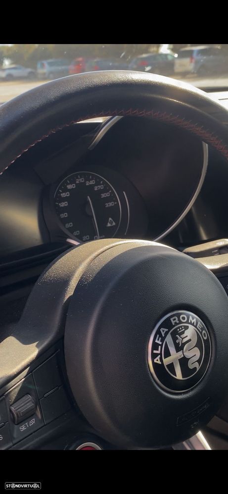 Alfa Romeo Giulia 2.9 V6 Bi-Turbo Quadrifoglio - 6