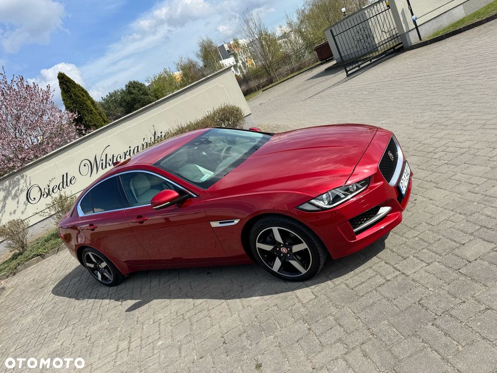 Jaguar XE ver-2-0-d-awd-portfolio - 3