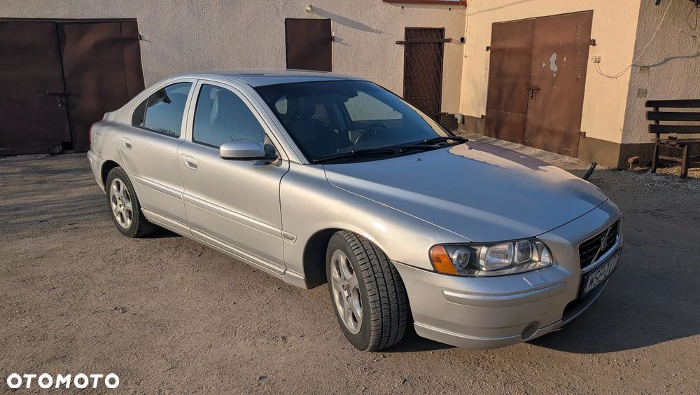 Volvo S60 2.5T Momentum - 1