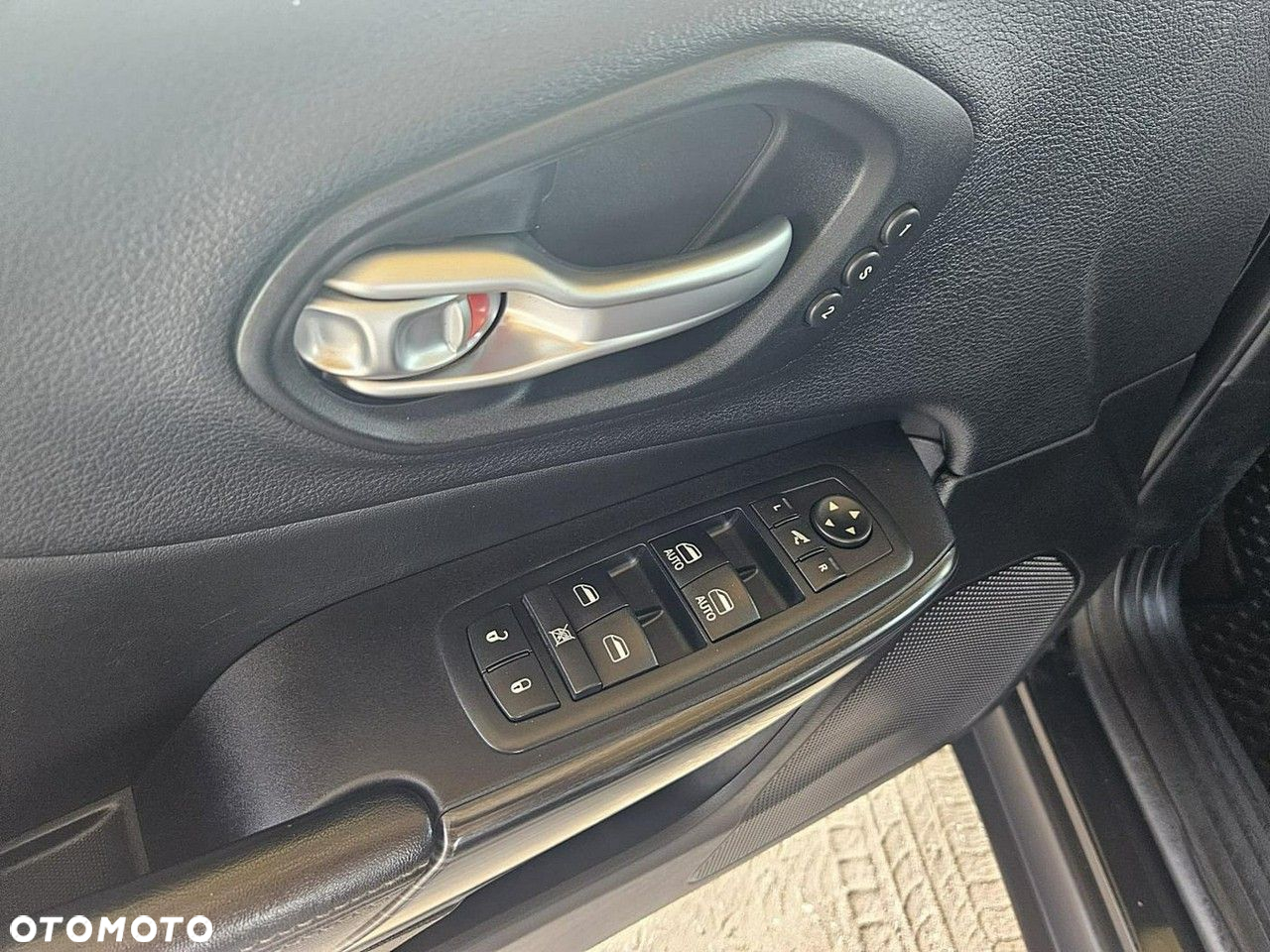 Jeep Cherokee - 32