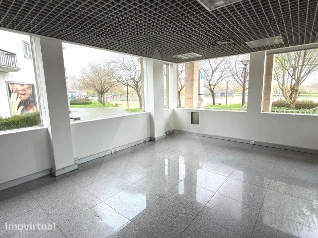 Loja com 3 frentes e com mezzanine no centro de Estarreja - Grande imagem: 4/23