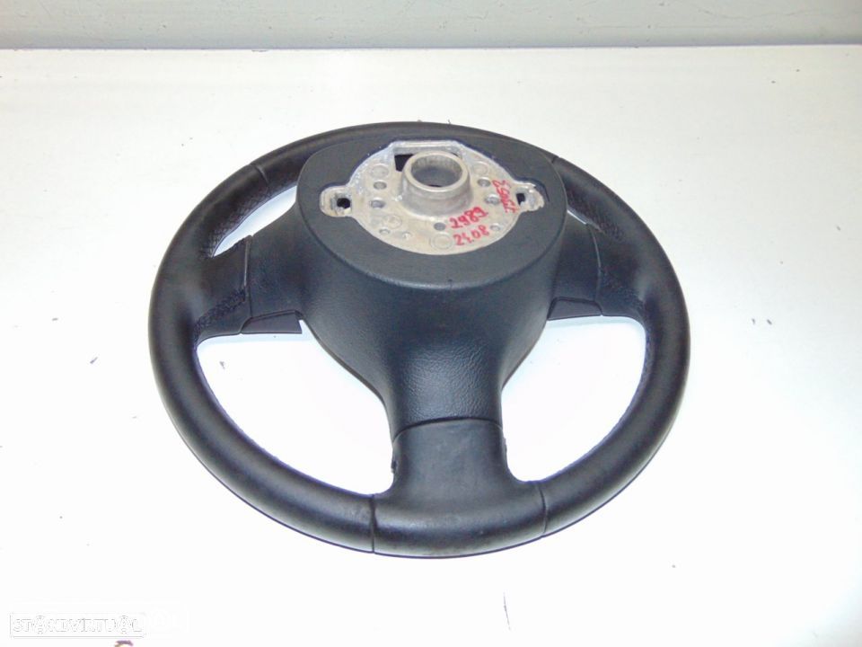 VW Polo modelo de 2003 - volante - 3