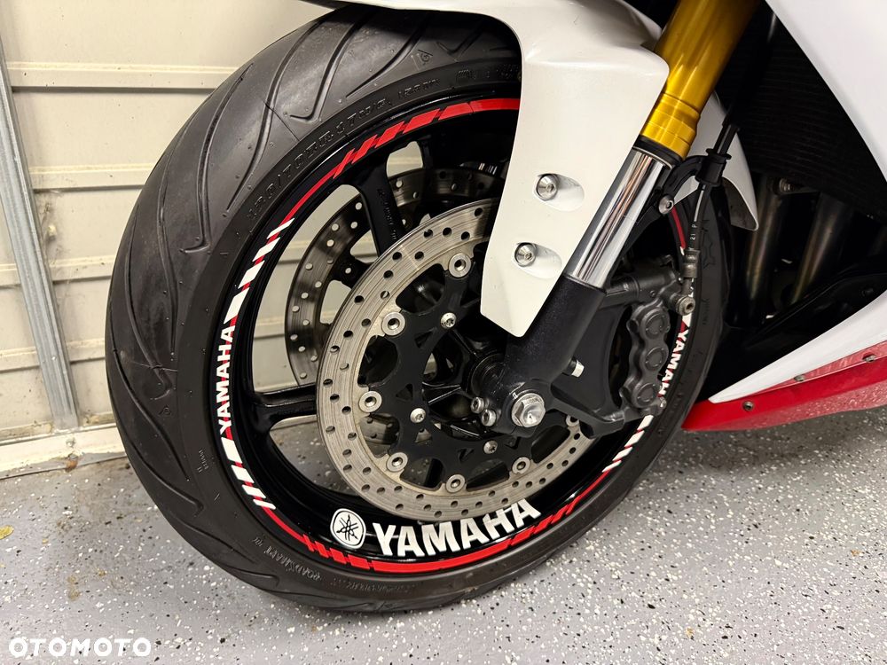 Yamaha R1 - 18