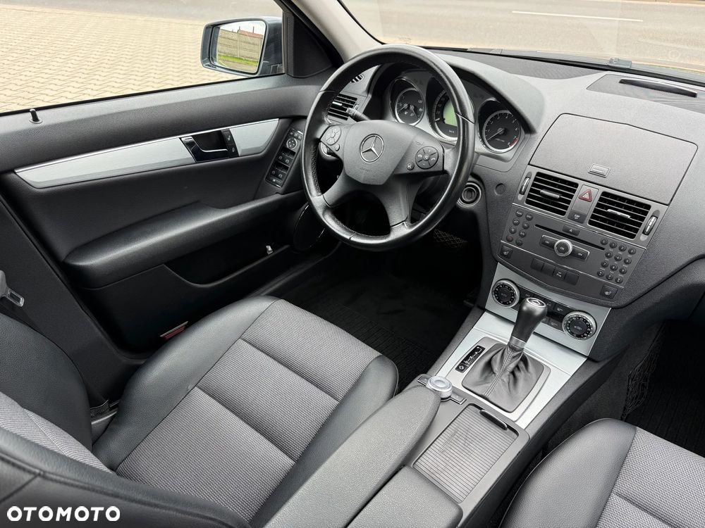 Mercedes-Benz Klasa C 250 CGI T Automatik BlueEFFICIENCY Avantgarde - 26