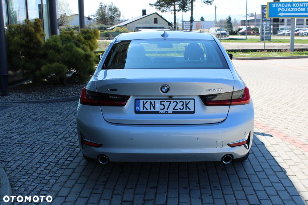 BMW Seria 3 330i Sport Line - 9