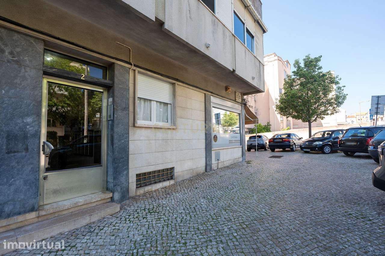 Apartamento de tipologia T2, com 2 varandas e arrecadação, localizado - Grande imagem: 4/40