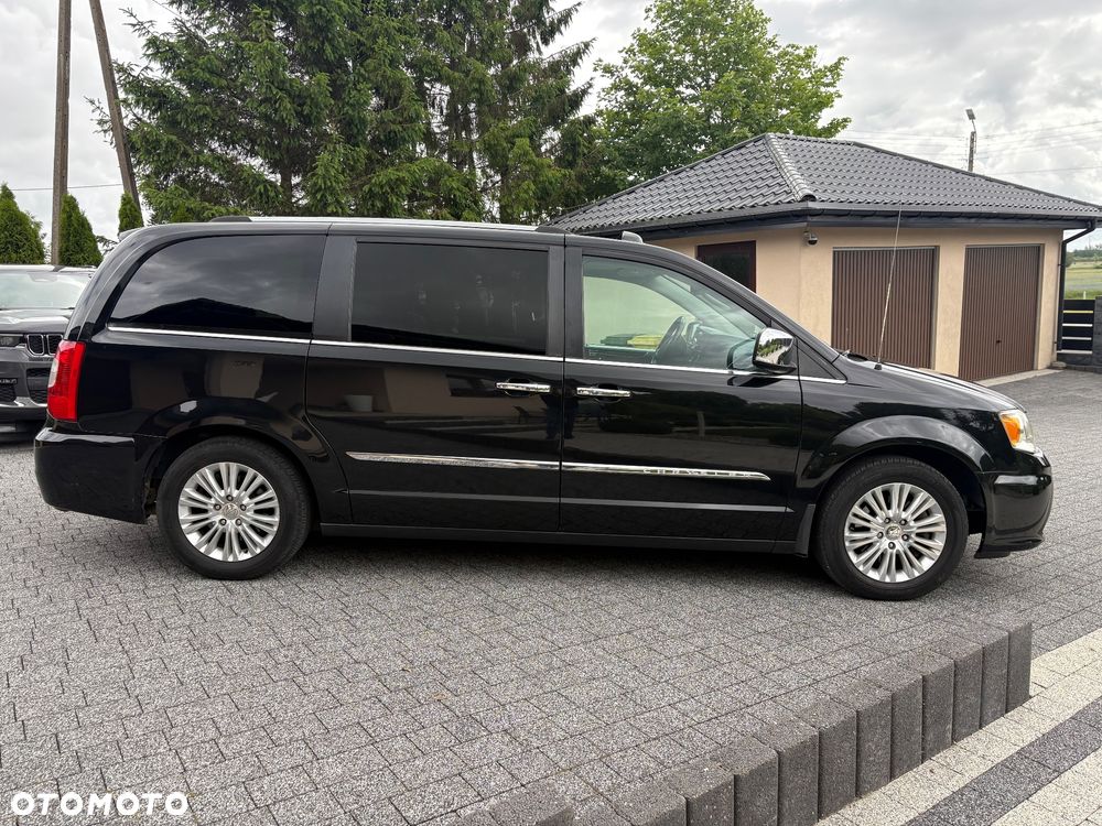 Chrysler Town & Country - 7