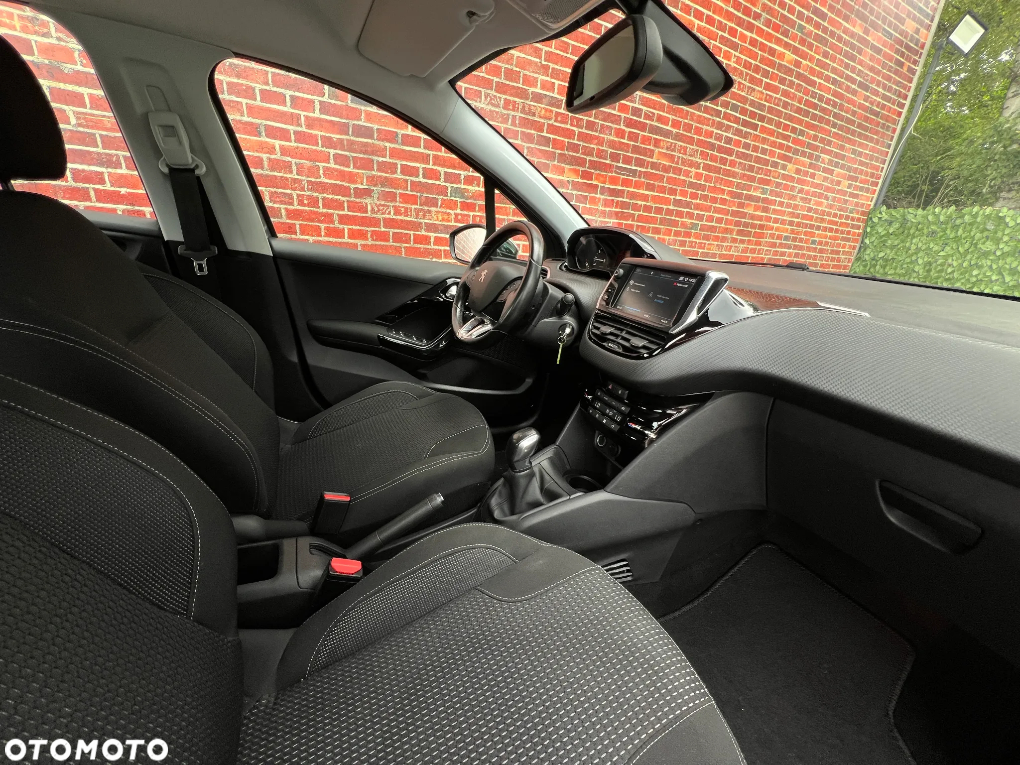 Peugeot 208 - 10