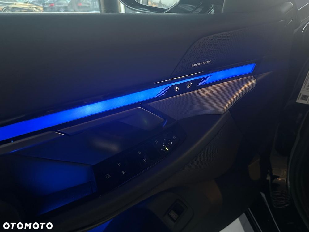 BMW Seria 5 540d xDrive mHEV - 17