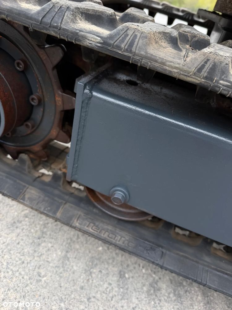 Yanmar SV08-1AS Japońska Minikoparka Gąsienicowa. Koparka 1,1 tony. Maszyna jak Nowa. 2017rok. Pochodzi z Norweskiego Gospodarstwa Ogrodniczego! 2 Rozsuwane Podwozie. Dokumentacja. Dodatkowe sekscje Hydrauliczne na młot lub wiertnice. Ani deka luzów czy wycieków. Szybkozłącze. Skrętne ramię. OKAZJA Zadbana Maszyna! Bardzo oszczędny silnik Yanmar. Mocne pompy Hydrauliczne!! 851mtg. Ani deka luzów czy wycieków, Aktualna Dekra. Po serwisach! - 26