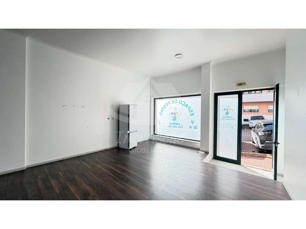 Loja com terraço para arrendamento no Forte da Casa - Grande imagem: 2/22