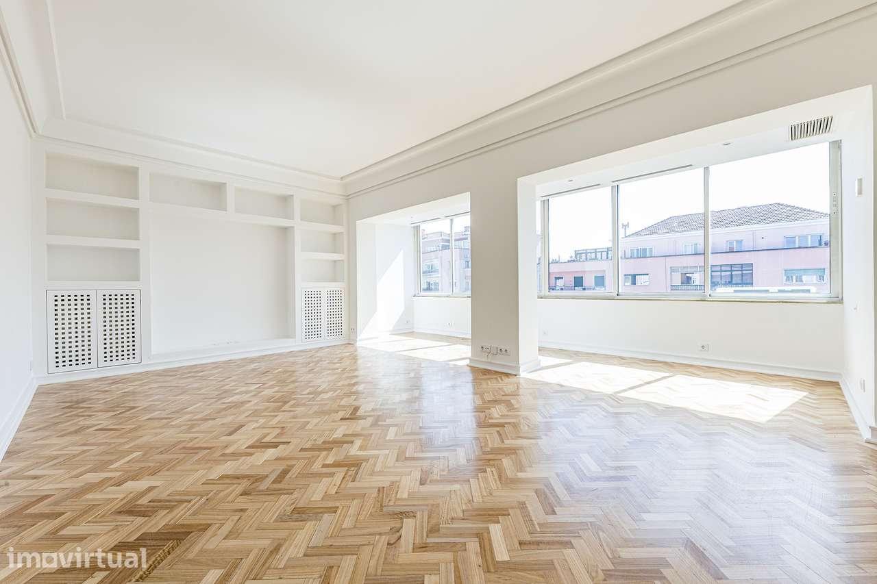 Espetacular apartamento T5 totalmente renovado, na Avenida João XXI - Grande imagem: 5/41
