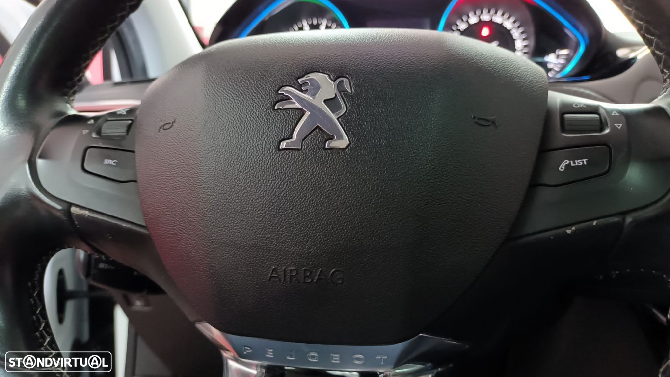 Peugeot 2008 1.2 PureTech Allure - 32