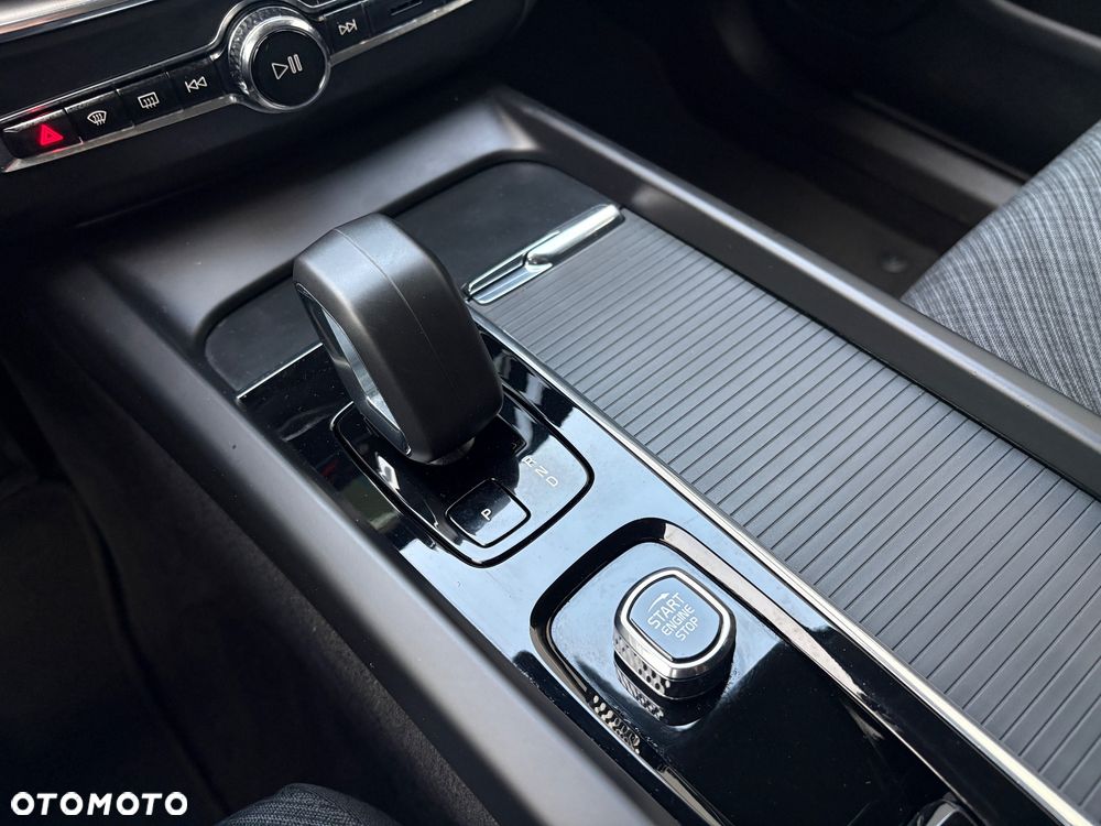 Volvo XC 60 B4 D Geartronic Momentum Pro - 24
