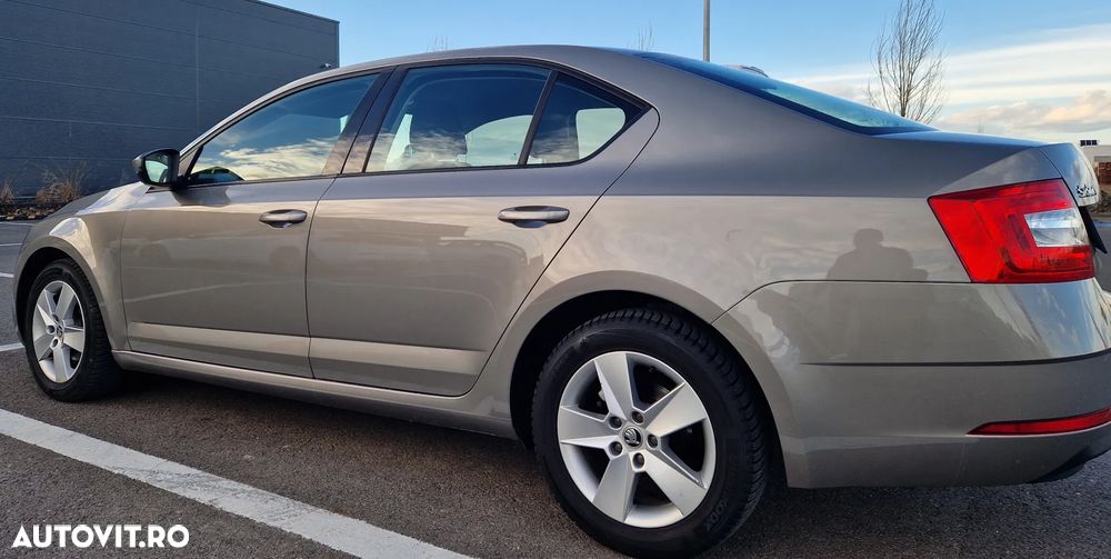 Skoda Octavia 1.6 TDI DSG Ambition - 5