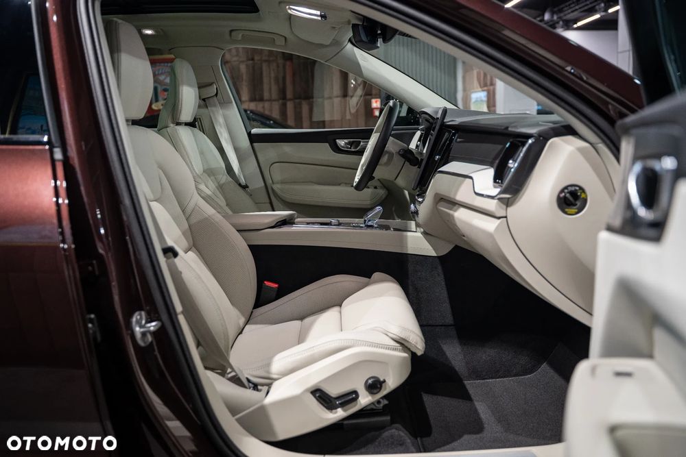 Volvo XC 60 B5 B AWD Ultra Dark - 17