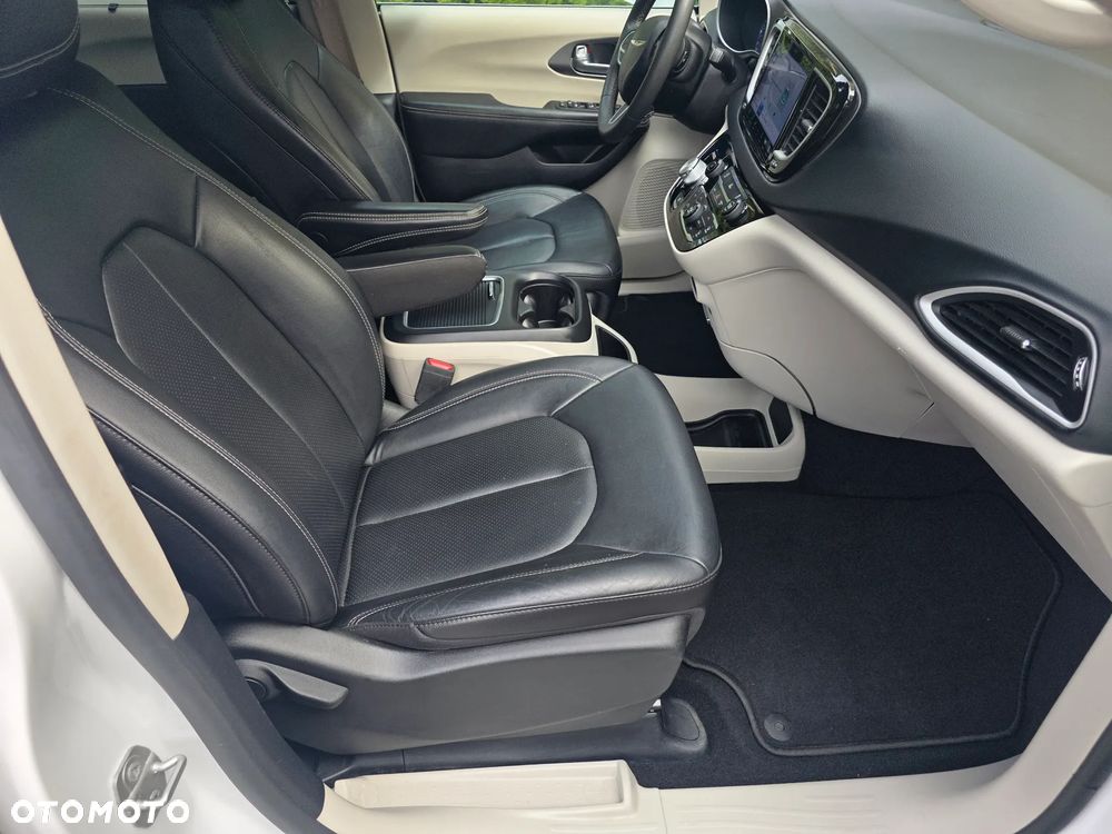 Chrysler Pacifica - 12