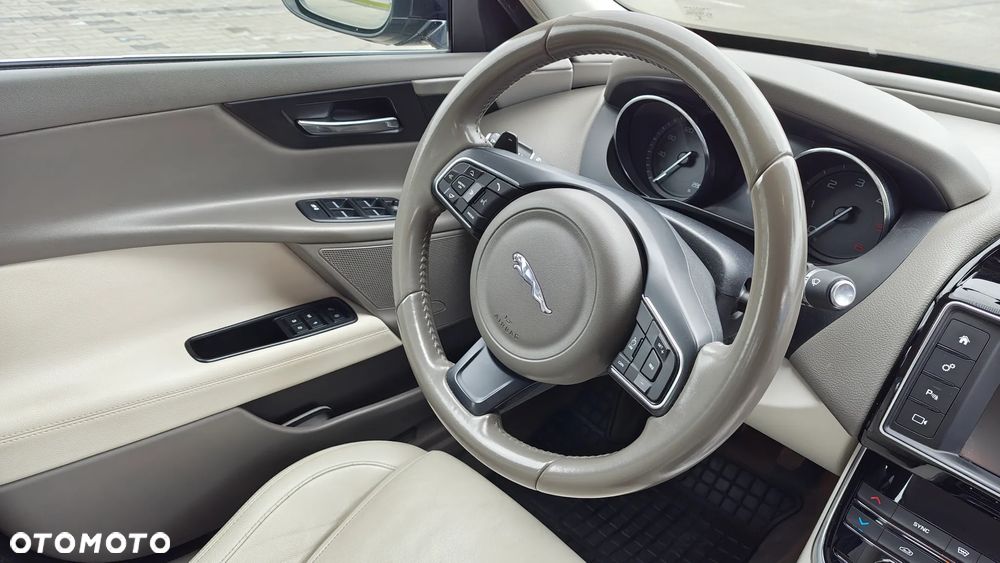 Jaguar XE 2.0 D Prestige - 8