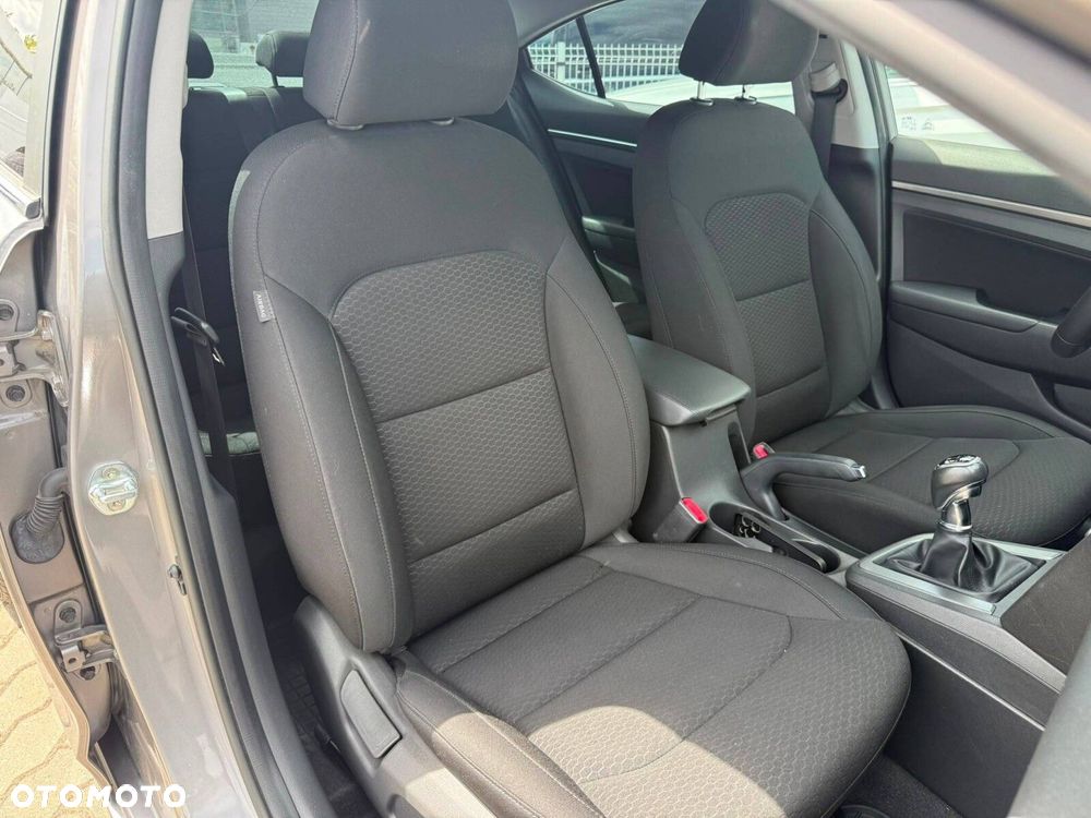 Hyundai Elantra 1.6 Comfort - 16