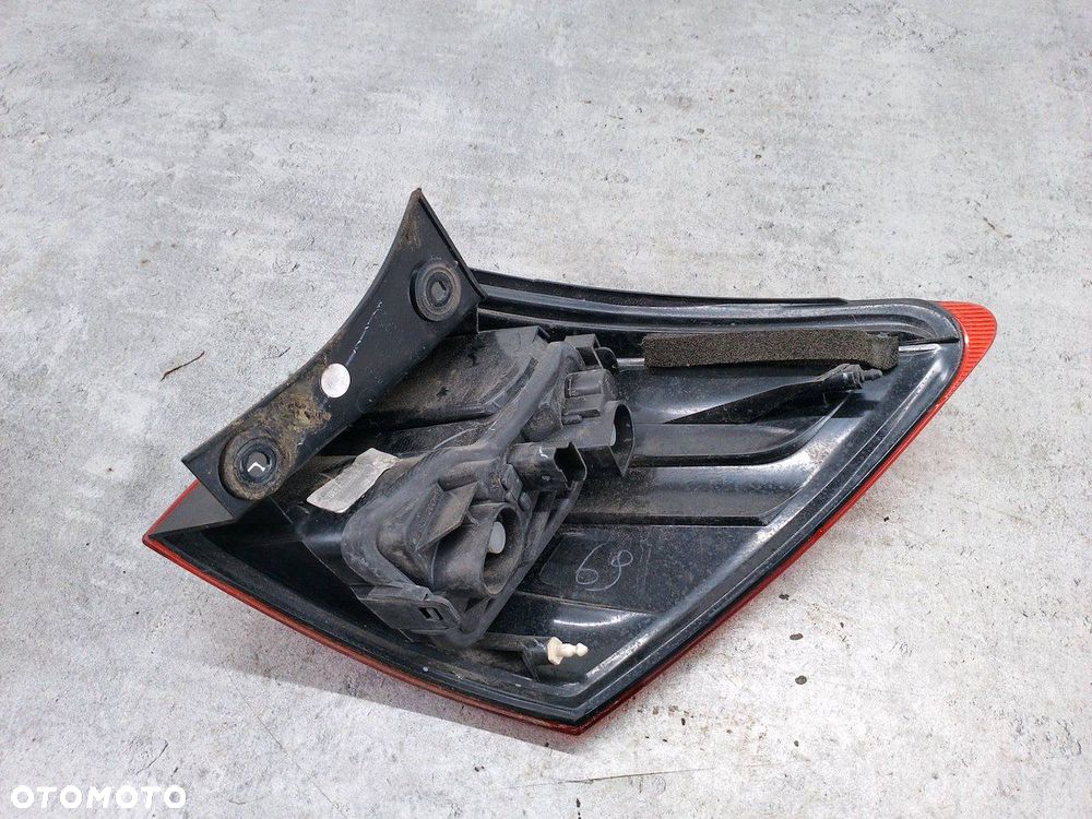 LAMPA TYLNA LEWA NISSAN QASHQAI +2 I - 6