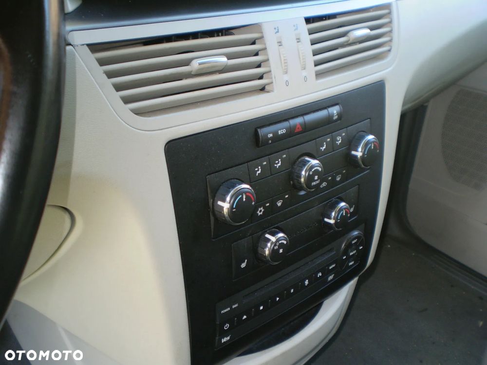 Volkswagen Routan - 11