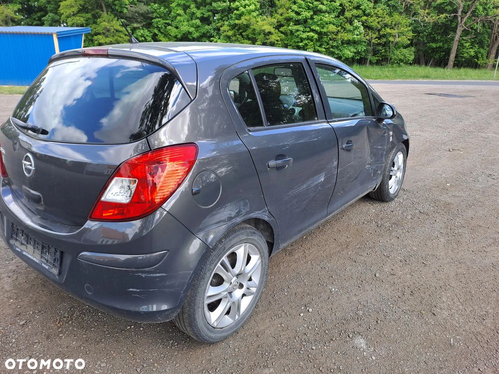 Opel Corsa 1.4 16V Cosmo - 4