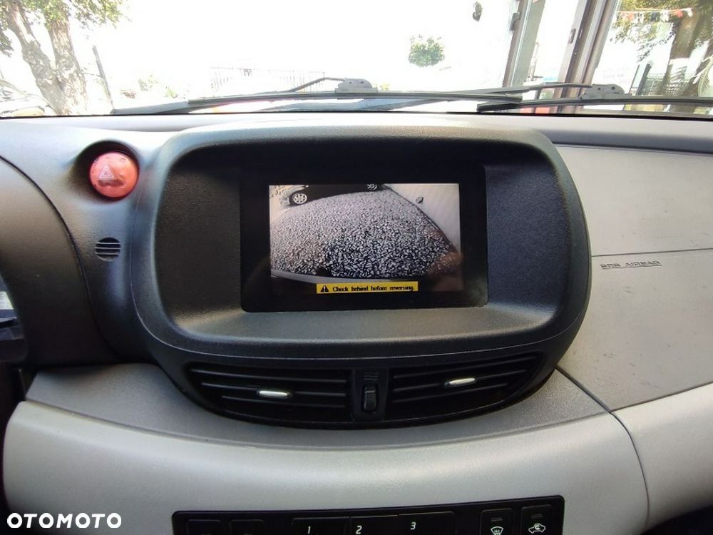 Nissan Almera Tino - 13