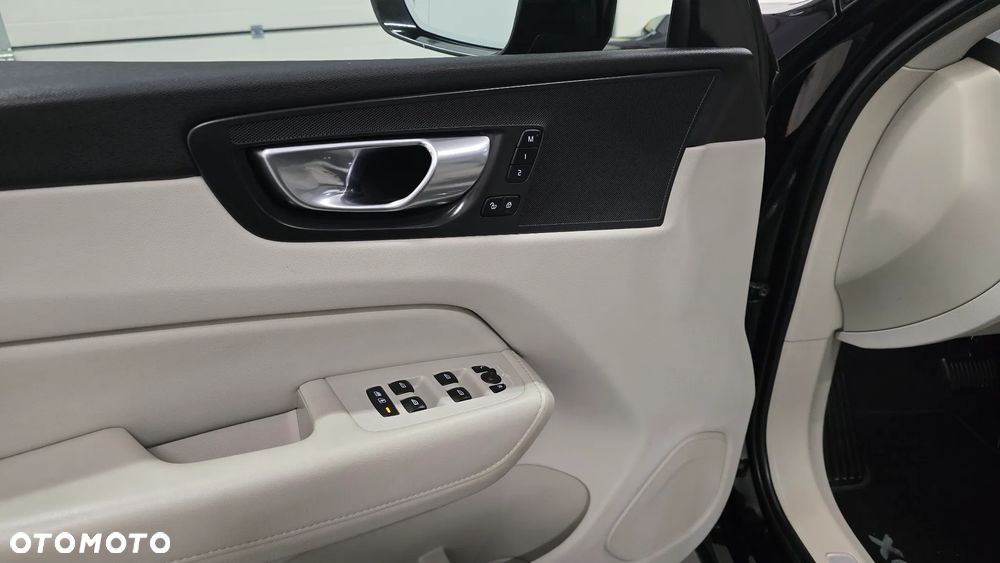 Volvo XC 60 B4 D Plus Dark - 12