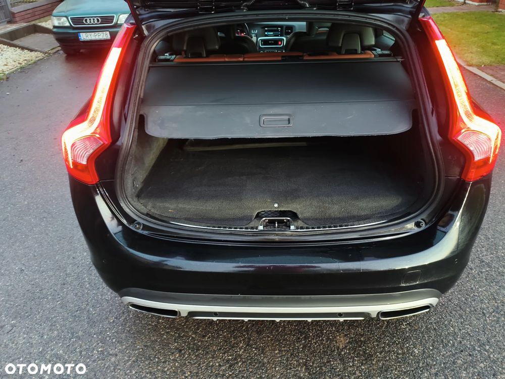 Volvo V60 D6 AWD Plug-in Hybrid R-Design Momentum - 14