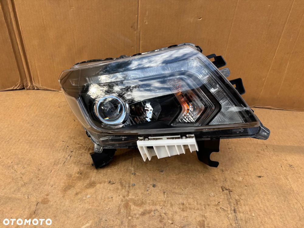 Nissan Navara D23 IV NP300 Oryginalna Lampa Europejska Full Led Prawa Przednia 26010-5JT1A 26010 Cała Ładna 2568704300 - 2