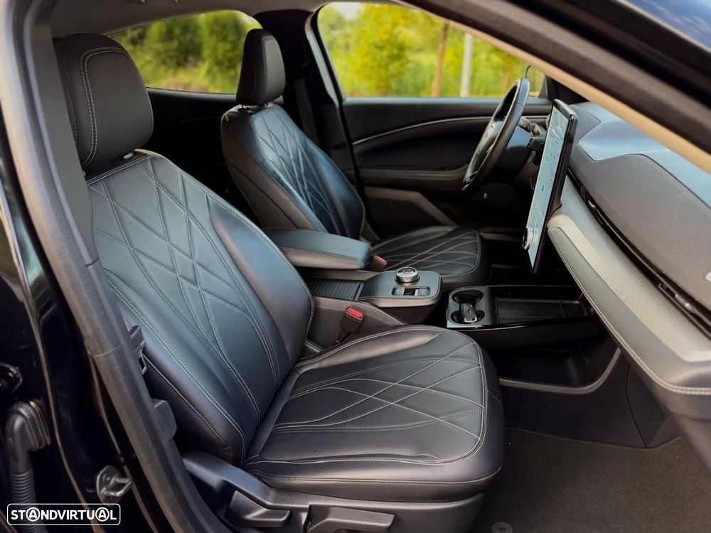 Ford Mustang Mach-E 75.7 kWh Premium AWD — fotografia 12