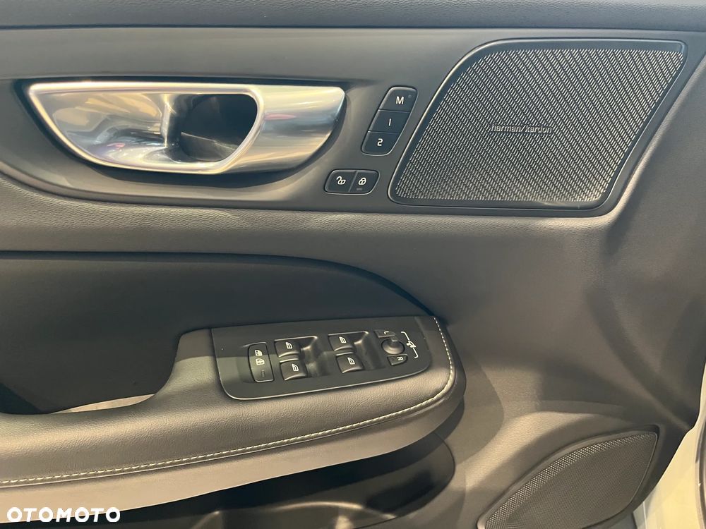 Volvo V60 T6 AWD Plug-In Hybrid Plus Dark - 11