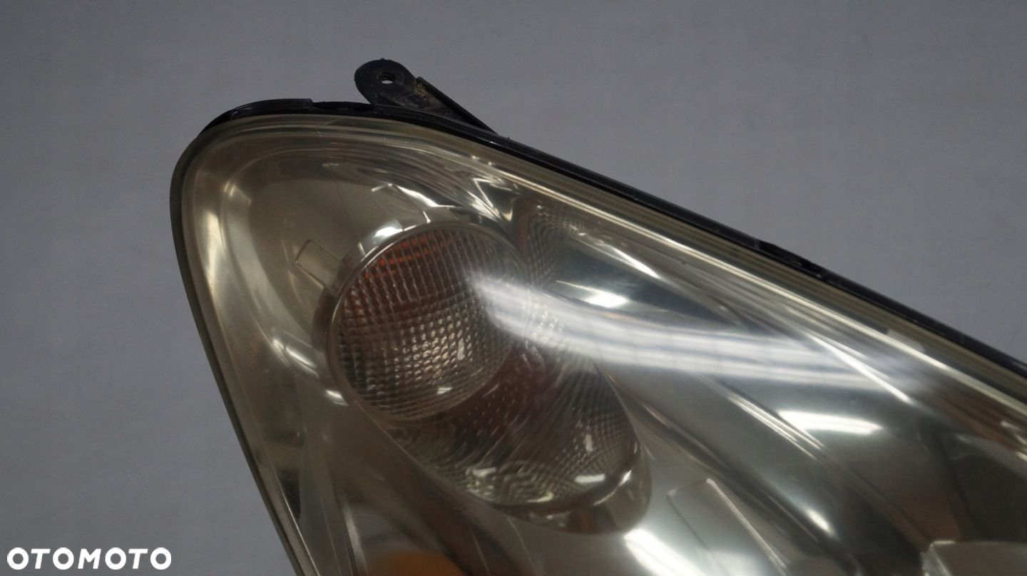 LAMPA PRZEDNIA PRAWA TOYOTA COROLLA VERSO II - 2