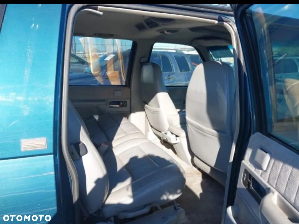 Chevrolet Suburban - 6