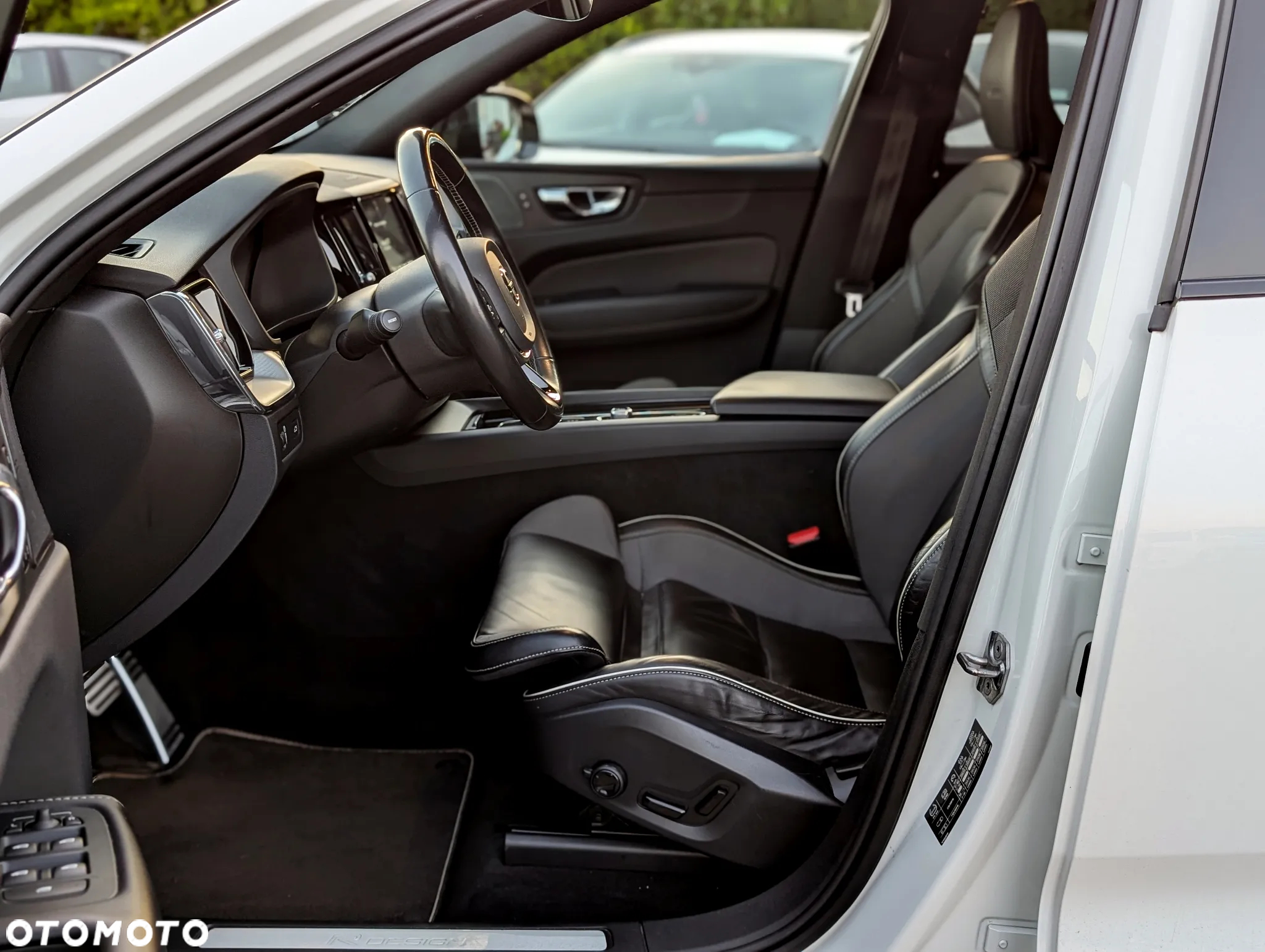 Volvo XC 60 B5 D AWD R-Design - 8