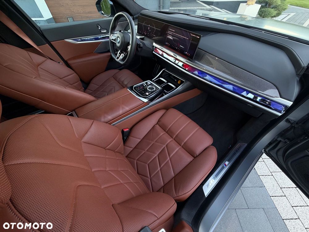 BMW Seria 7 M760e PHEV xDrive Individual Edition sport - 39
