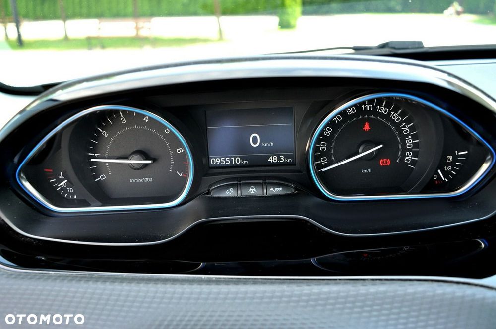 Peugeot 2008 1.2 VTi Allure - 25