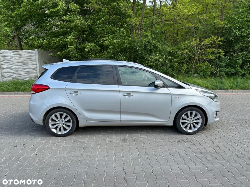 Kia Carens - 4