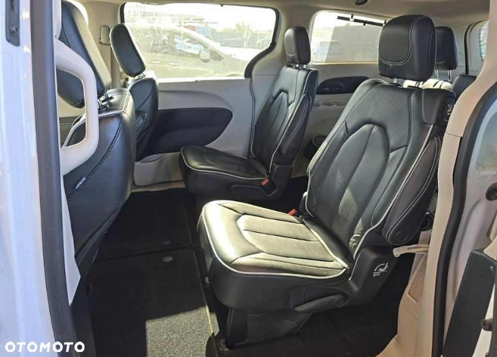 Chrysler Pacifica - 11