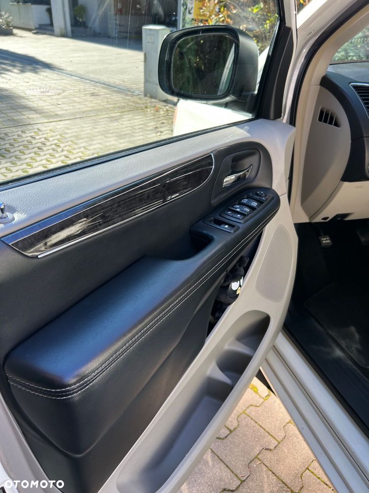 Chrysler Town & Country - 16