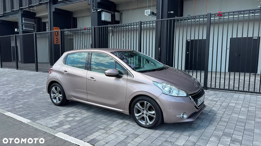 Peugeot 208 - 1
