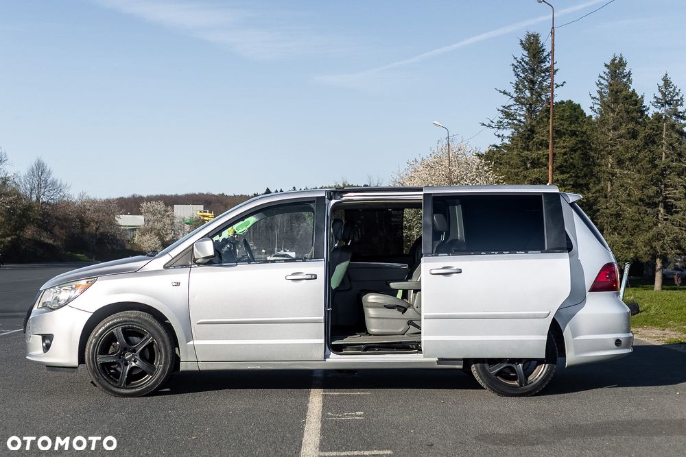 Volkswagen Routan - 1