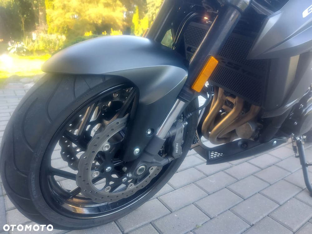 Suzuki GSX - 6