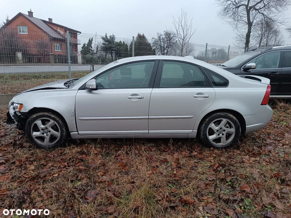Auto na części - VOLVO S40 II 1.6 WSZYSTKIE CZĘŚCI  SILNIK SKRZYNIA Lakier 492 Silnik Skrzynia Drzwi Klapa Zderzak Lampa Lusterko Szyba Szyberdach Panorama Deska Kokpit Sterownik Moduł Czujnik Licznik Wyświetlacz Kierownica - 4