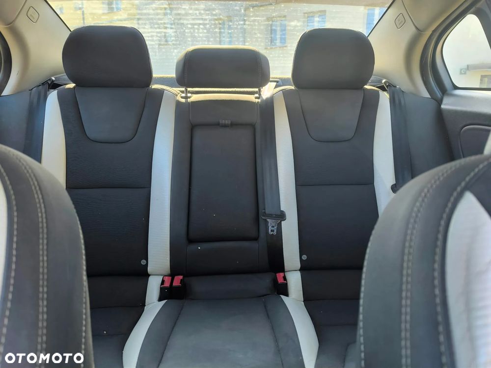 Volvo S60 D3 R-Design - 2